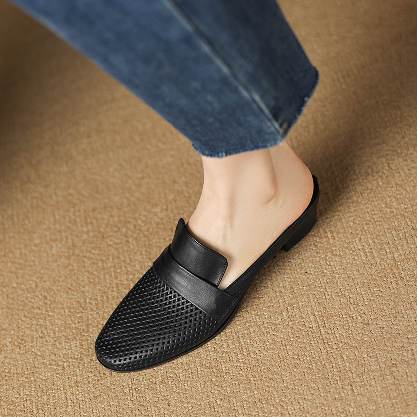 Sandal nữ quai ngang mũi kín gót thấp đế xốp nhẹ mùa xuân hè — đen chi tiết 8