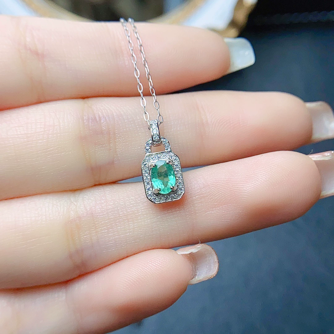 Оптовая продажа фабрики взрывы натуральный Изумрудный кулон S925 Серебро инкрустированные основной камень 4*6 продажа Европы и США поколение волос