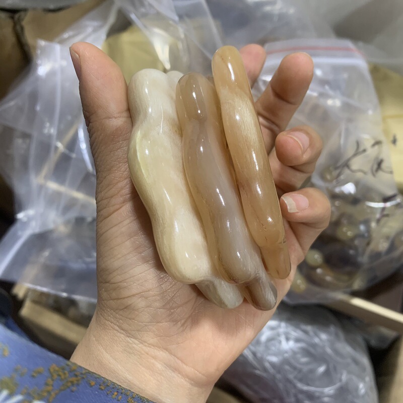 逸品の高貴な羊の角の雲の頭は治療してマッサージします。|undefined