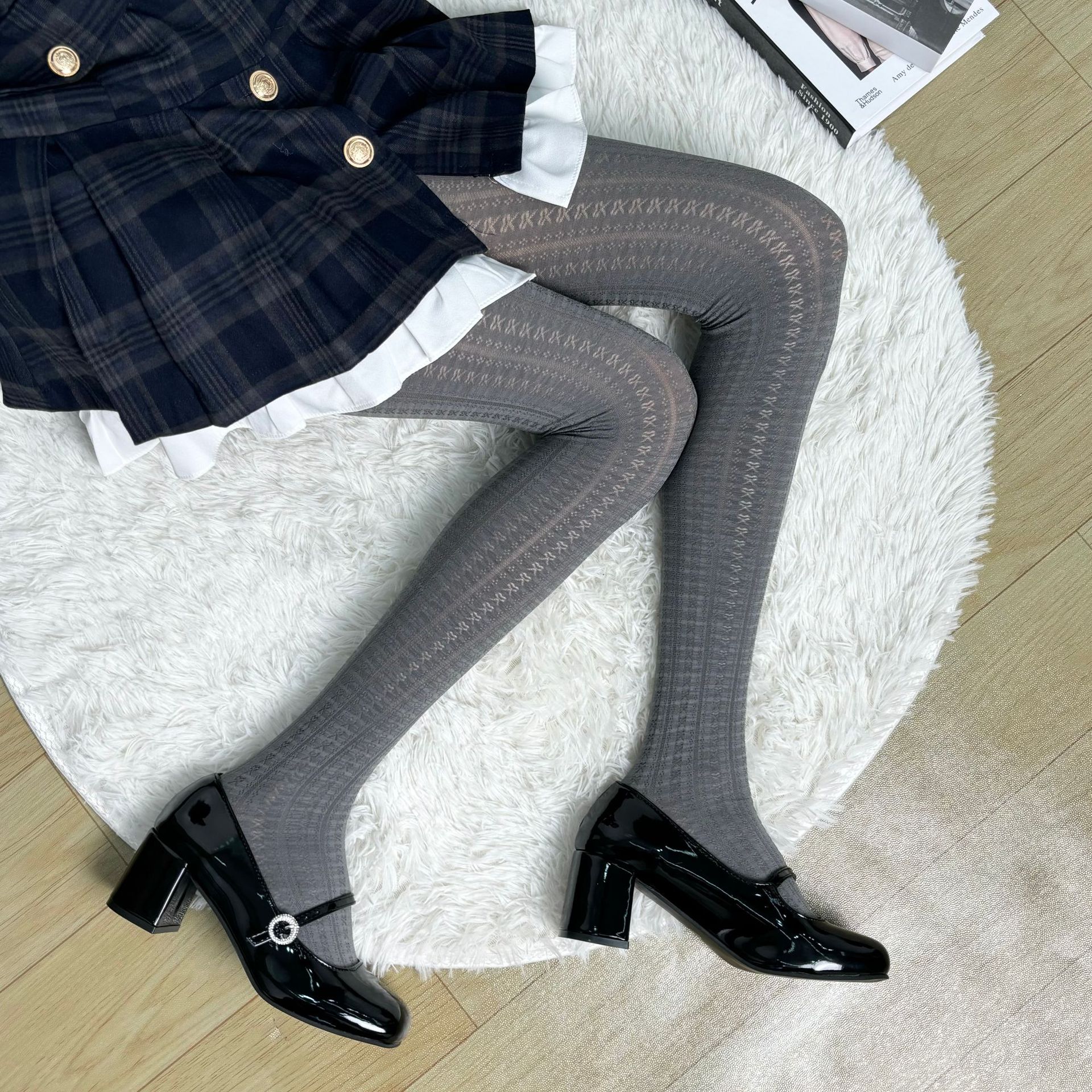 회색 나비 패턴