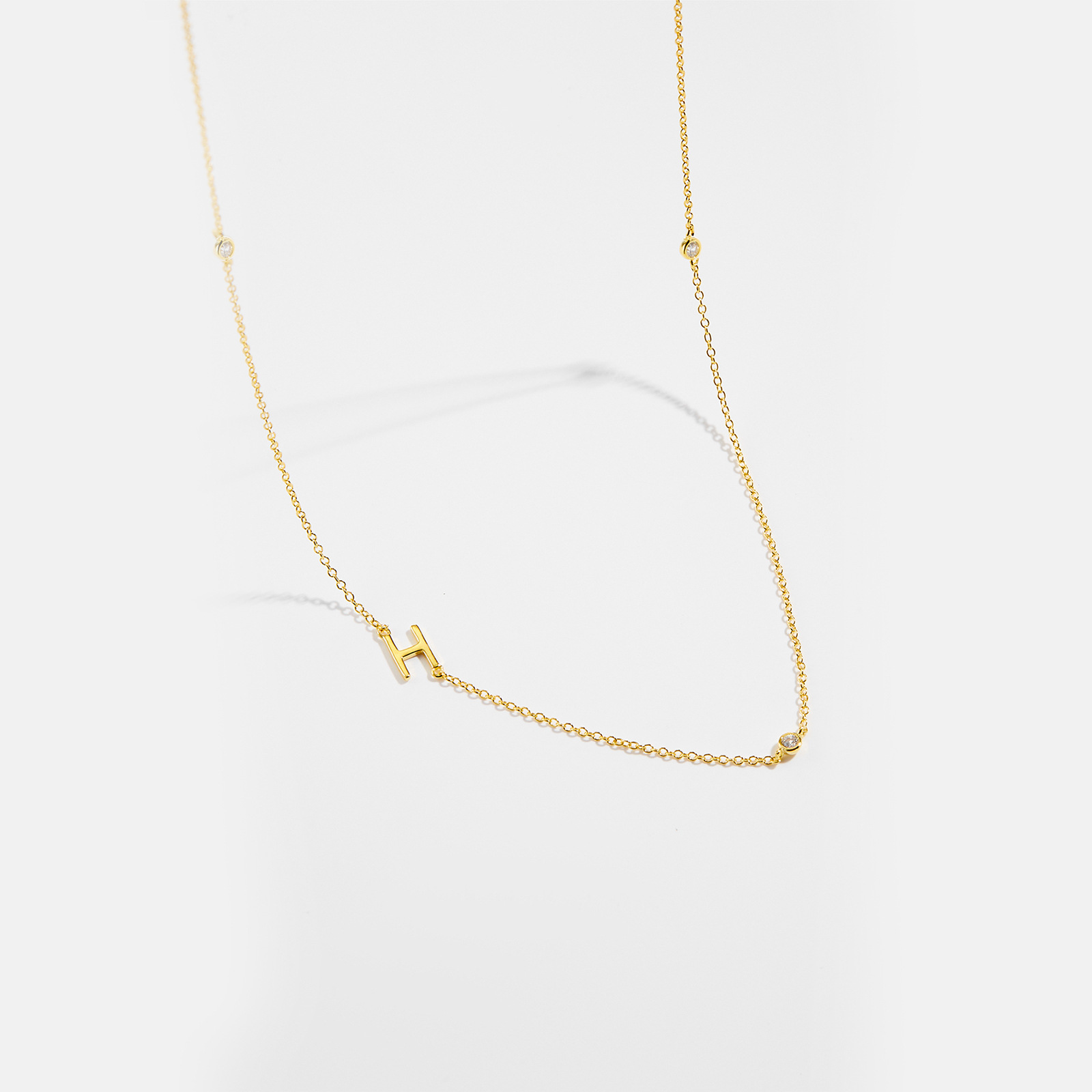 Collar con el alfabeto inglés de 26 letras para mujer, plata de ley S925, cadena de clavícula elegante y brillante, joyería nueva y popular en stock, venta al por mayor