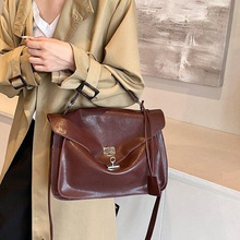 英伦复古邮差风大容量包包女2025秋新款时尚百搭单肩斜挎通勤包潮