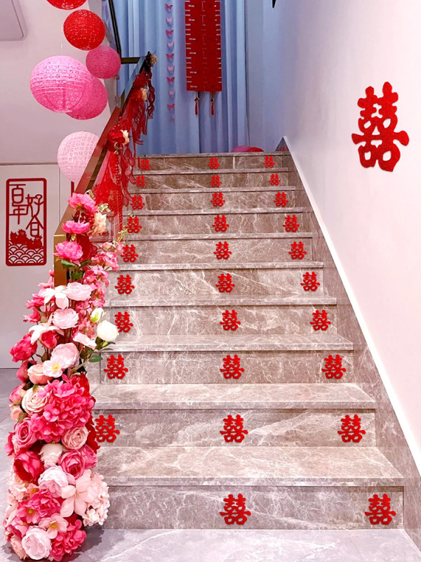 L結婚祝いは階段の階段で結婚式の飾りを飾っています。|undefined