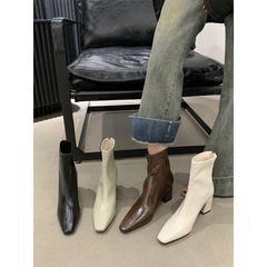 角頭のやせた太さとブラウンコーヒー色の小さいショートブーツ女性フレンチレトロ通勤秀気マーティン靴