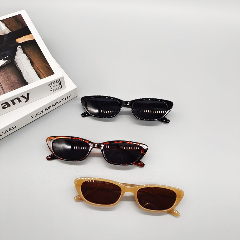 Korean Version Of Small Frame Cat Eyes Sunglasses display picture 2