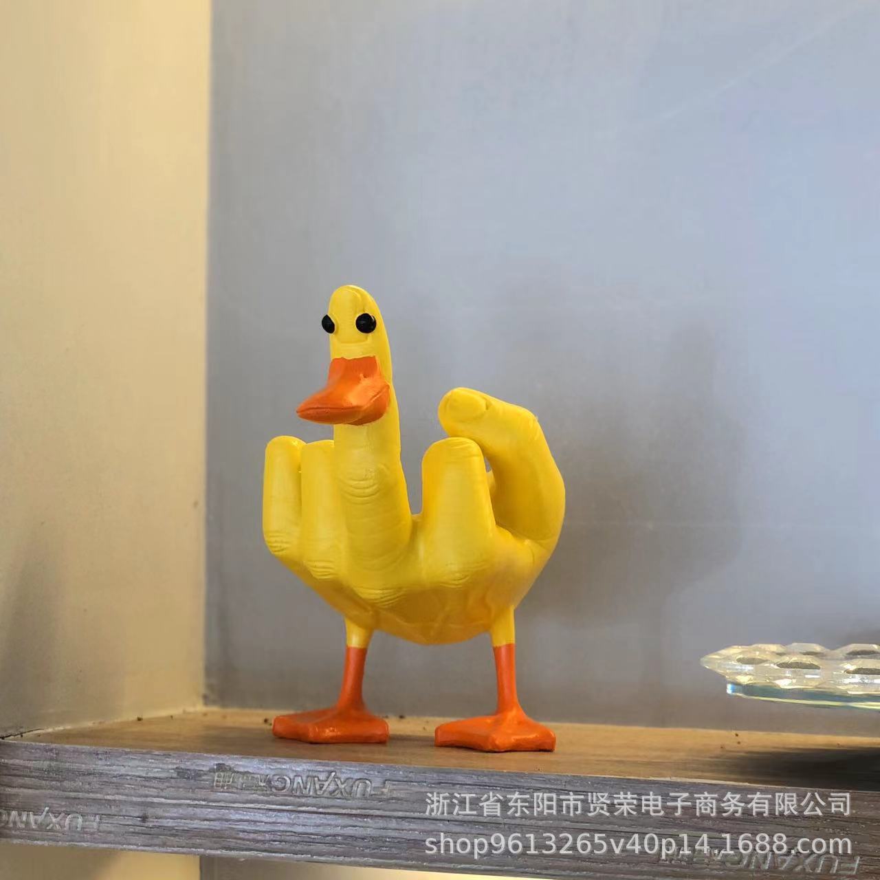 Transfronterizo nuevo dedo medio pato estatua resina artesanía decoración pato usted parodia dedo medio decoración de escritorio