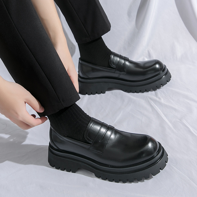 Nuevo estilo transfronterizo Four Seasons Zapatos Lefu de un pie Zapatos de aumento de altura de suela gruesa Zapatos de cuero de estilo británico casuales para hombres de moda negra