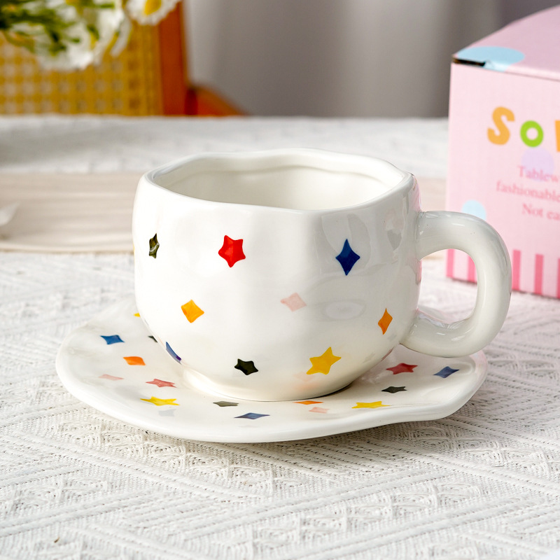 Hermoso conjunto de tazas de café y platos Regalos comerciales Irregulares tazas de desayuno transfronterizas de cerámica Pastoral pintada a mano esmaltada
