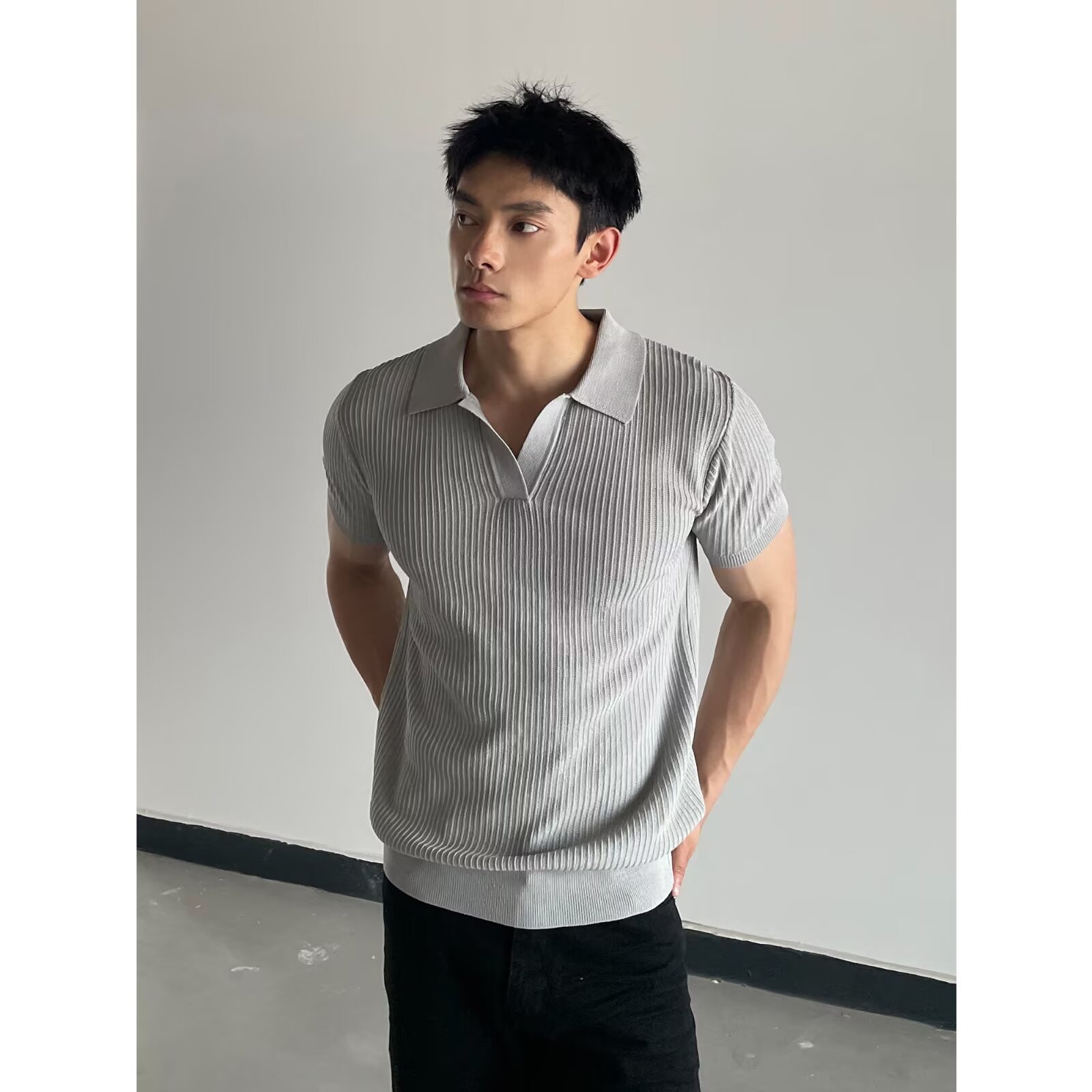 Camisa POLO suéter de manga corta con cuello en V para hombre, estilo de negocios delgado, solapa, rayas, seda de hielo, transpirable, comercio exterior transfronterizo al por mayor