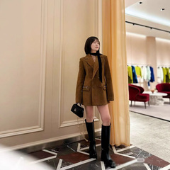 2025年Guc*金属链条口袋点缀logo绒面压花小绵羊皮西装外套女短款