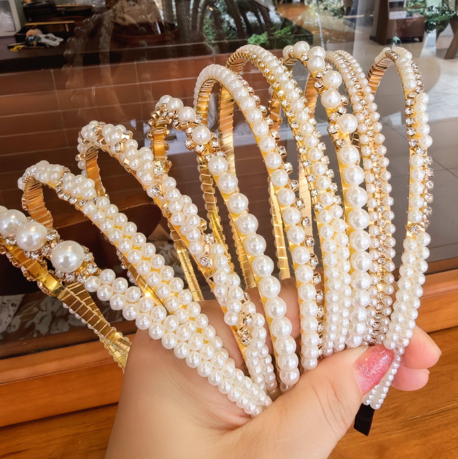 Diadema de Doble Capa con Perlas y Cristales Hecha a Mano para Mujer image 4