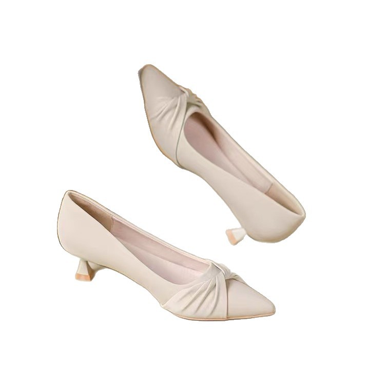 2026 nuevos zapatos de tacones altos de verano blanco de cuero suave de estilo francés tacones delgados zapatos de viajes superficiales