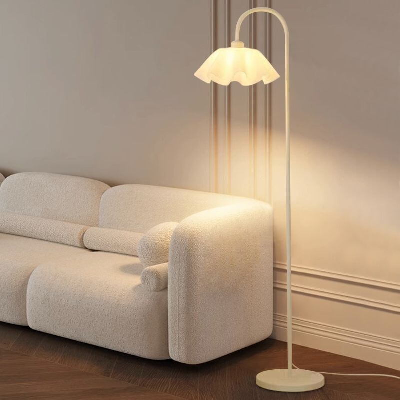 Cream-style floor lamp for living room, sofa side, bedroom bedside lamp, simple and trendy petal-shaped standing table lamp Cream-style floor lamp for living room, sofa side, bedroom bedside lamp, simple and trendy petal-shaped standing table lamp