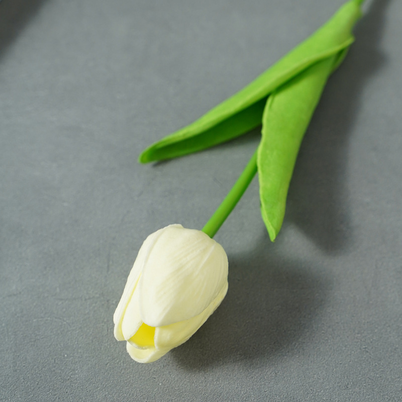 国境を越えたアマゾンpuはチューリップの花をシミュレートして、絹の花の偽の花の結婚祝いの家庭用品の北欧の装飾品を手に持っている|undefined