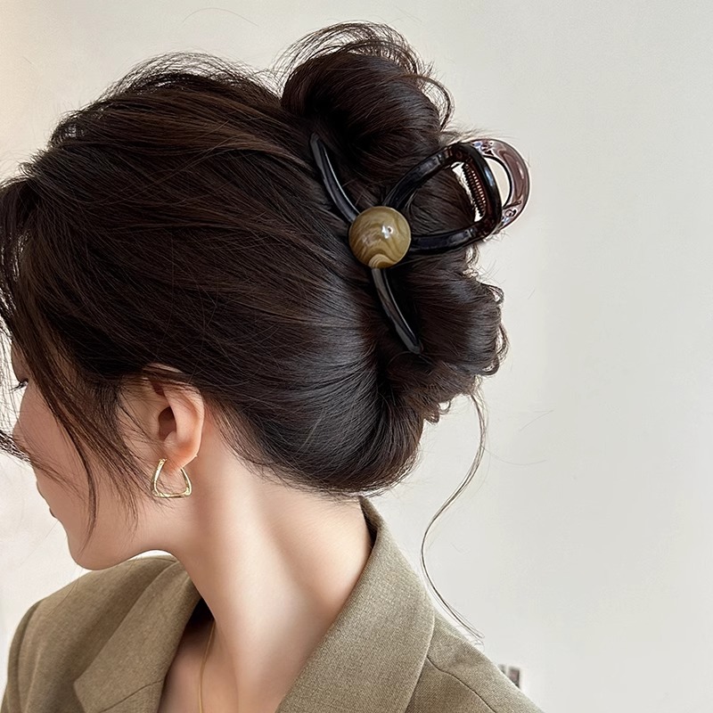 Un sentimiento de alta calidad de tamaño super grande clip de tiburón para el cabello más clip de cabello para mujeres 2025 nueva cabeza posterior retró perlas agarrar clip de cabello