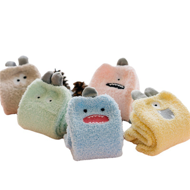 Otoño e invierno de las mujeres lindo monstruo de dibujos animados bordado tridimensional orejas coral polar cálido sueño confinamiento en casa calcetines