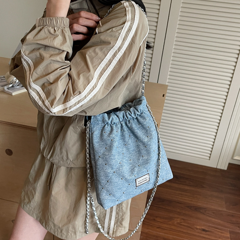 Bolsa de balde de verano popular para mujeres 2025 nueva cadena de diamante pequeña bolsa de hombro de viento fragante nicho bolsas debajo de las axilas