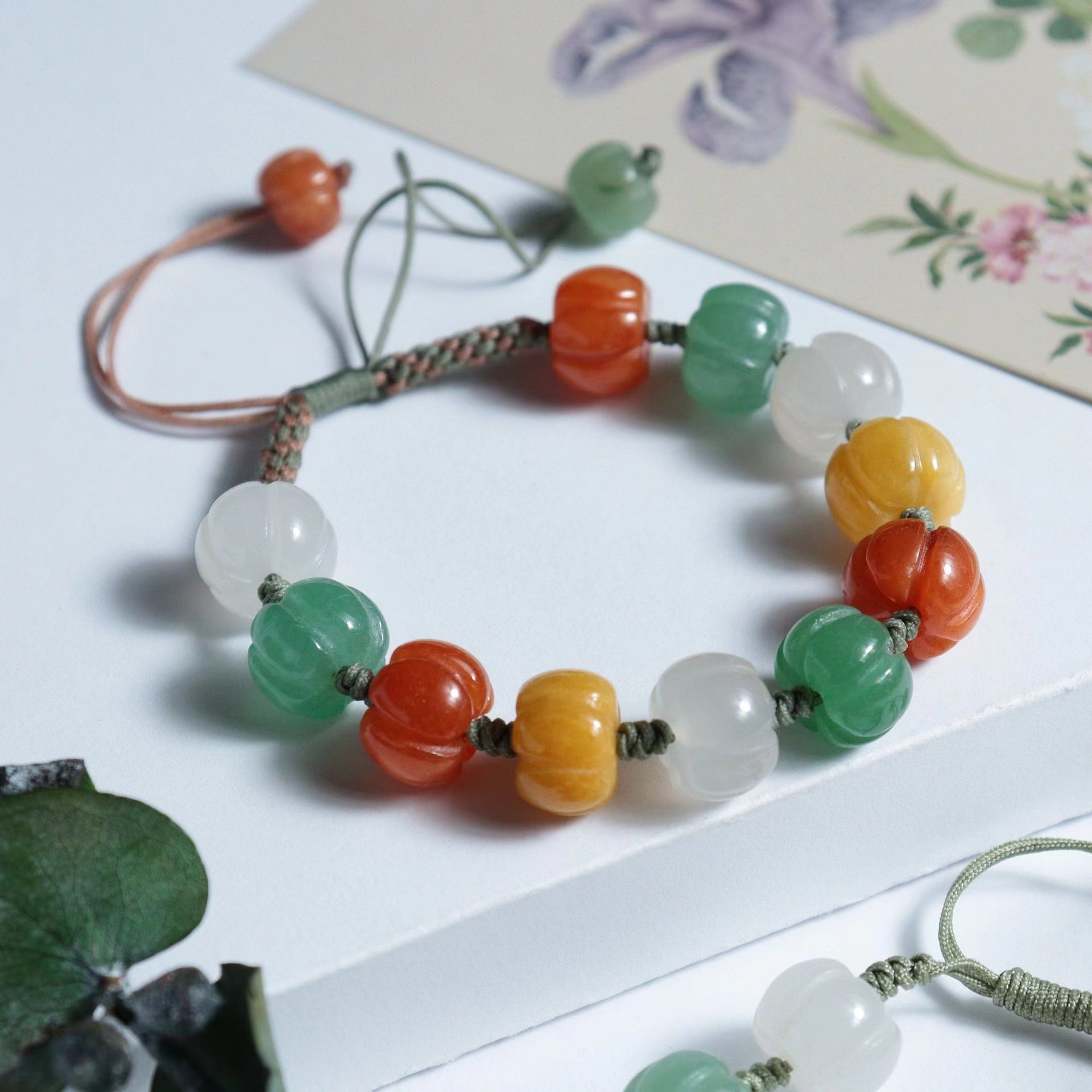 손으로 짠 호박 팔찌