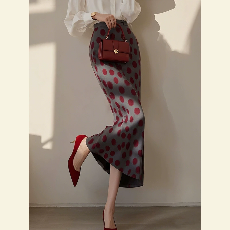 Красная юбка с багровым пятном 2025 новая модель весна уникальная супер красивая высокая талия тонкая повседневная юбка