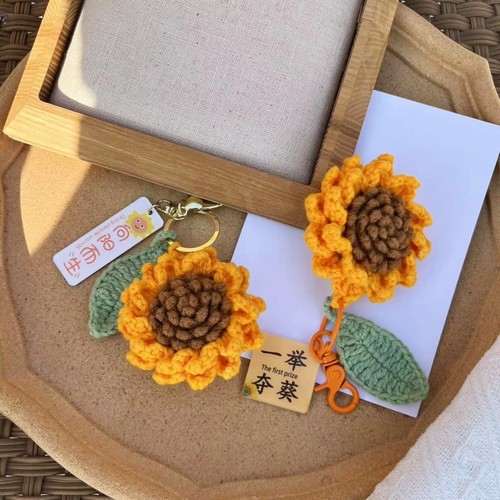 The new  spring sunflower leaf pendant was born as the keychain and car pendant.