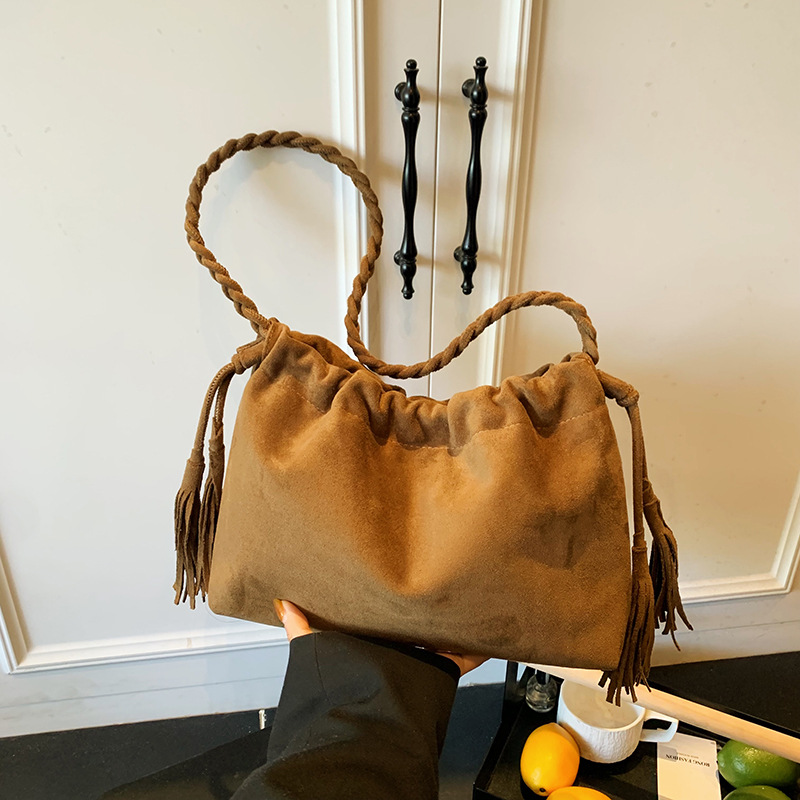 Bolso de axila retro estilo Hong Kong 2025 verano nuevo estilo bolso femenino textura esmerilada bolso de hombro con borla de moda marea