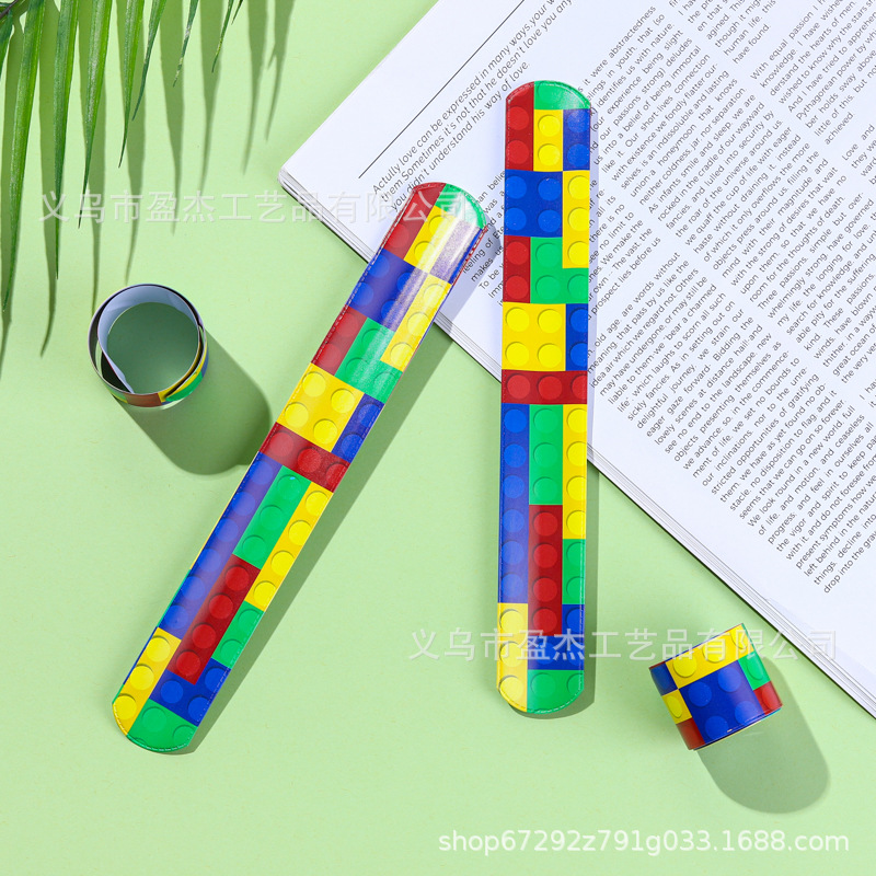 Estricta selección de bloques de construcción de color de Amazon collar PVC dibujos animados fiesta decoración pulsera