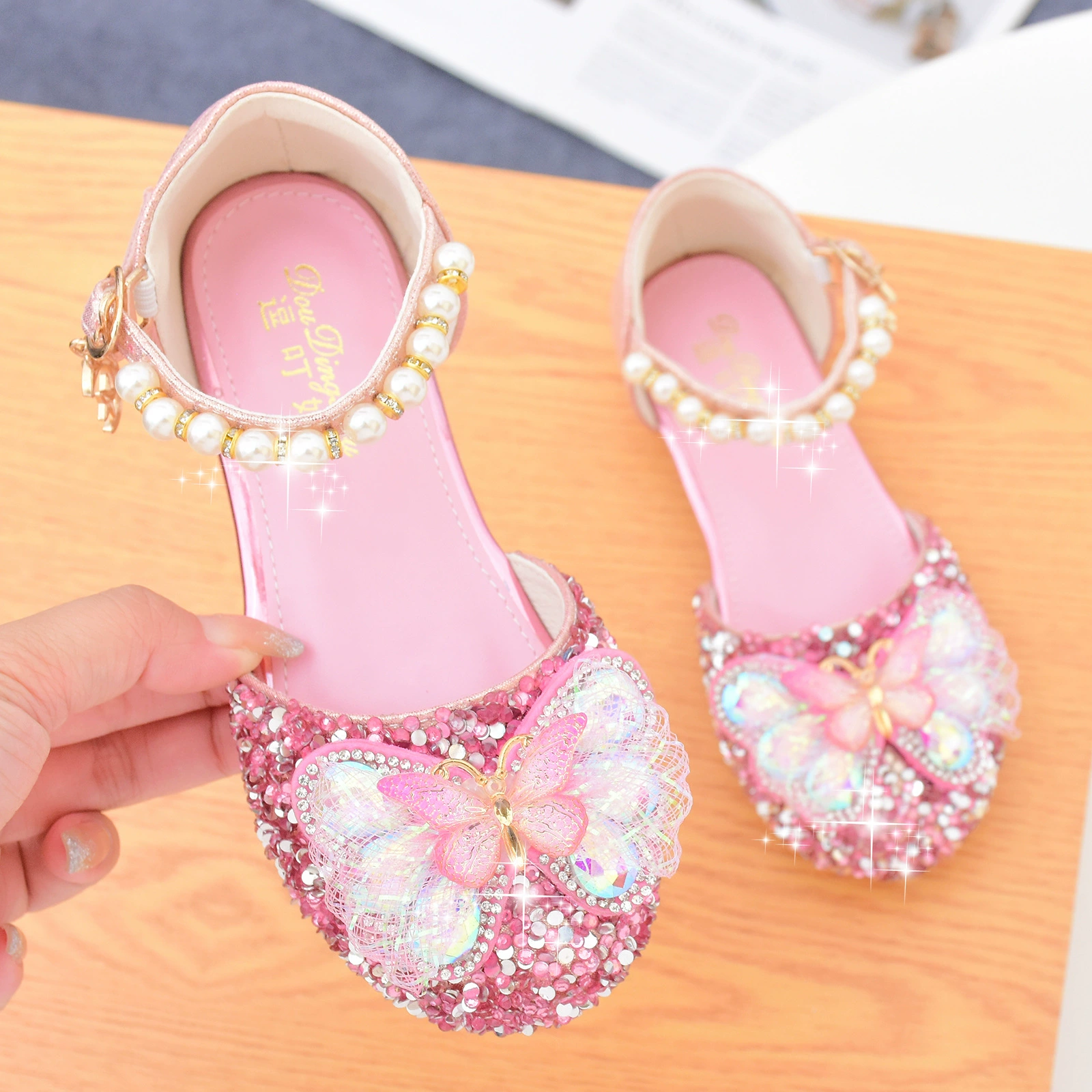 Хрустальные туфли для девочек Обувь принцессы для маленьких девочек, летние сандалии в новом стиле Баотоу, детская обувь на большой мягкой подошве, детская обувь