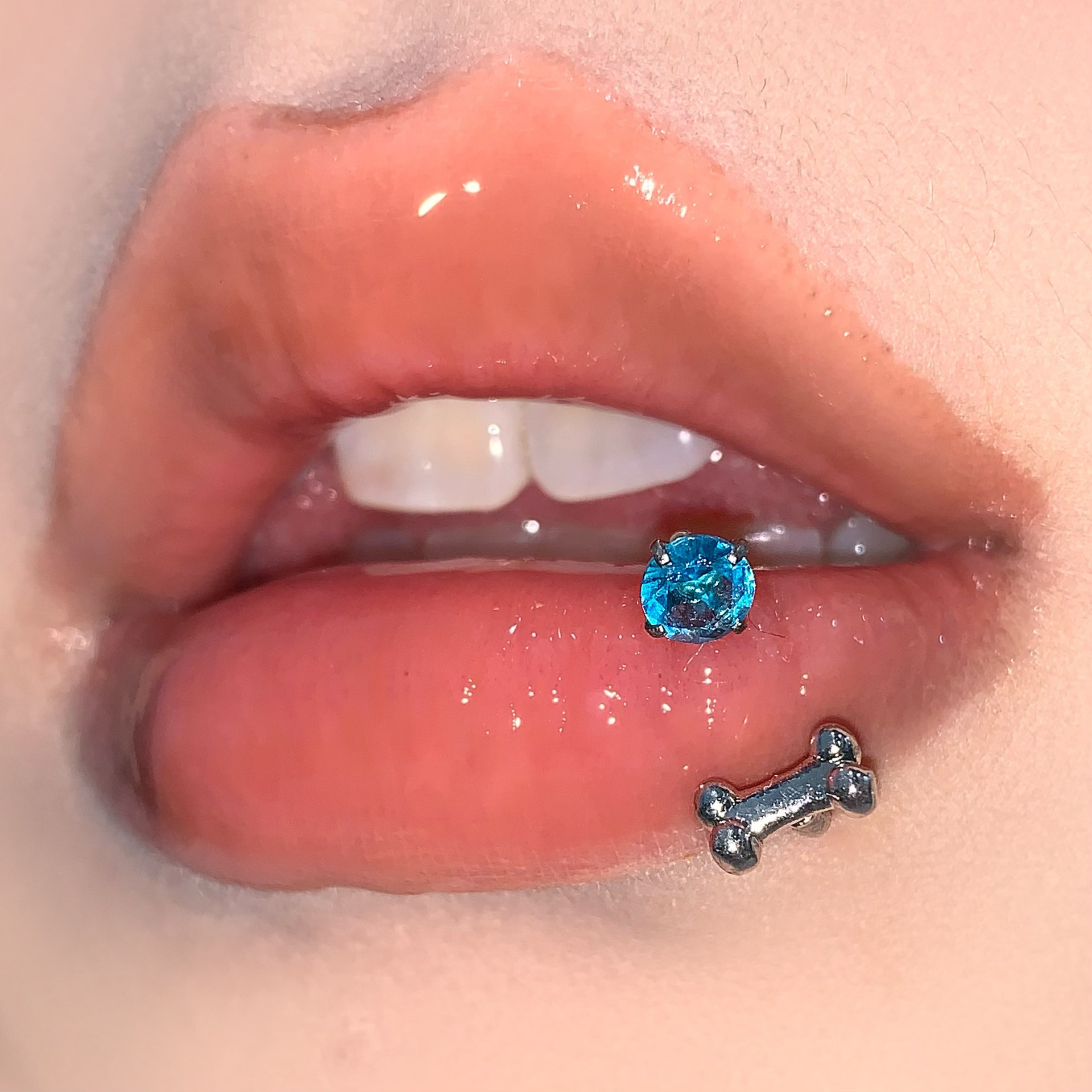 16G labret stud size and finish detail