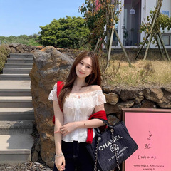 白色蕾丝花边一字肩衬衫女春夏季设计感收腰修身显瘦短款纯欲上衣