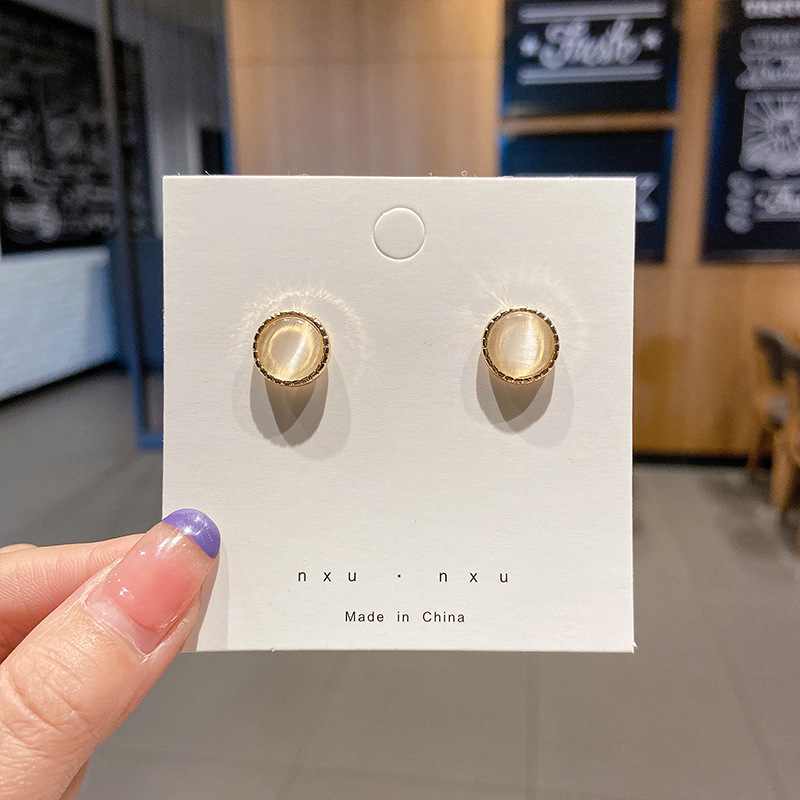 Luz de lujo de alto nivel nicho de diseño femenino sensación de aretes de bordilla temperamento perla asimetría joyería perla al por mayor