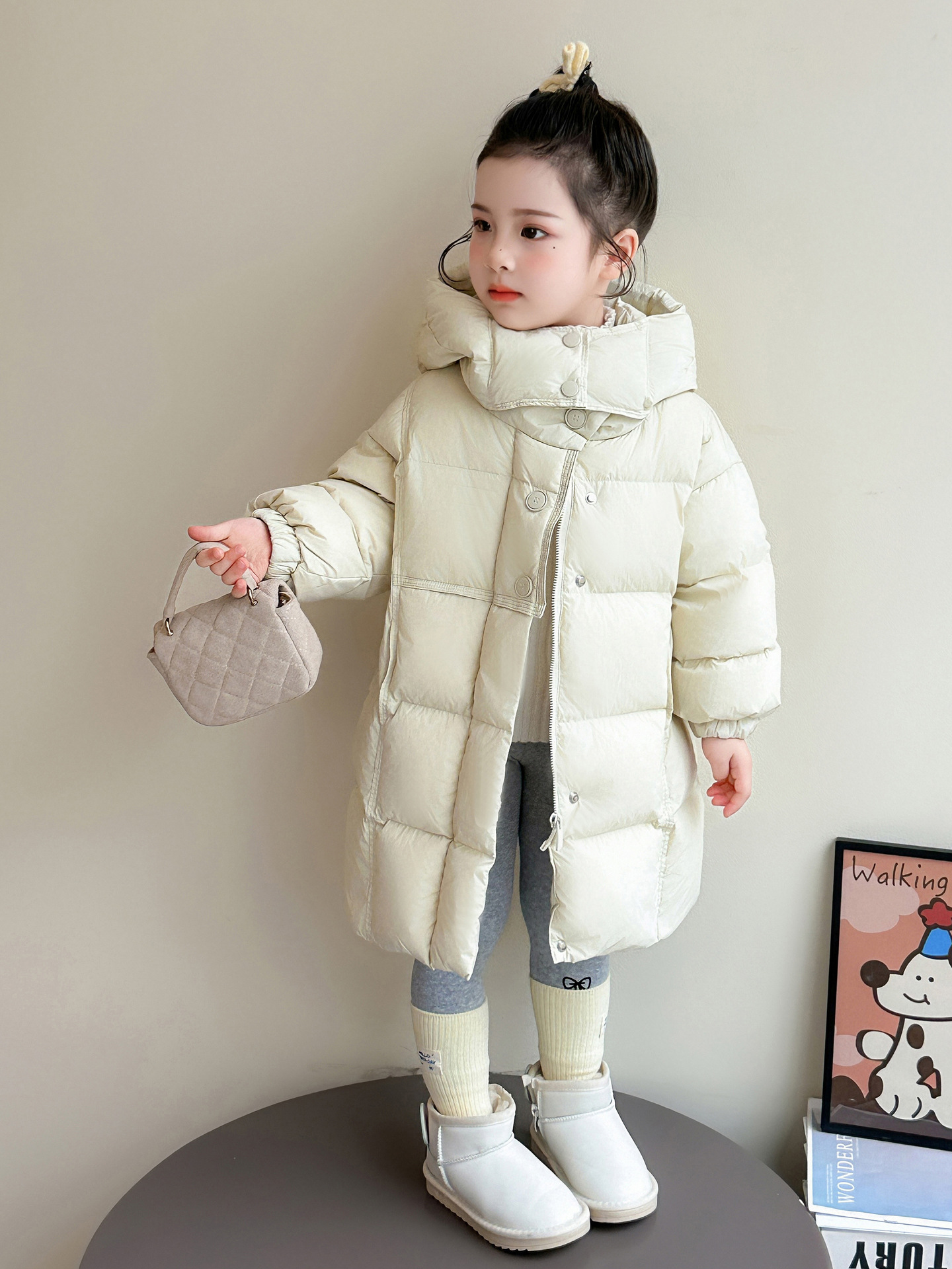 Chaqueta de pluma de niñas mediana y larga invierno 2025 nuevo niño engrosado de moda universal abrigo de invierno cálido chaqueta con capuz