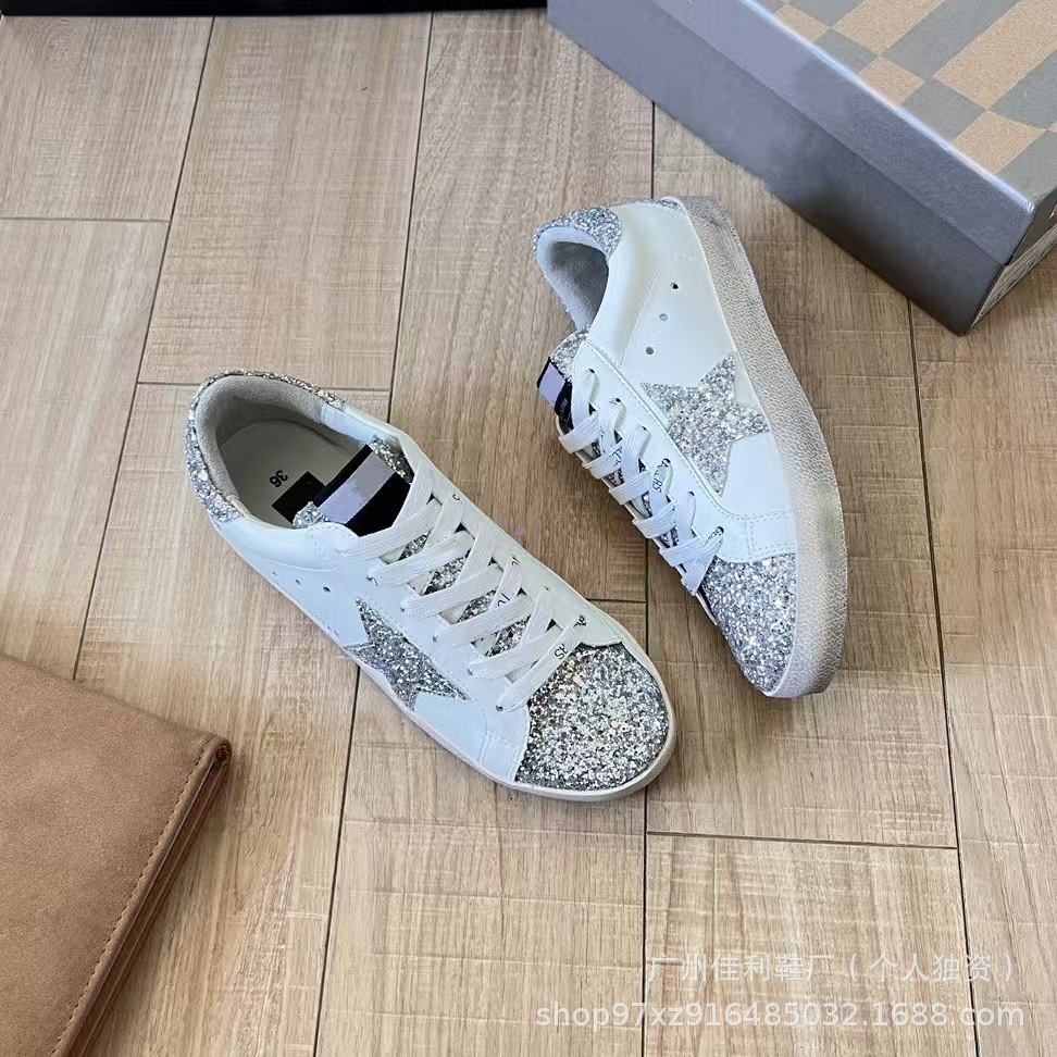 Las estrellas de alta versión hacen viejos pequeños zapatos sucios mujeres 2025 nuevos zapatos blancos planos en el interior para aumentar los zapatos casuales de gran tamaño de la pareja