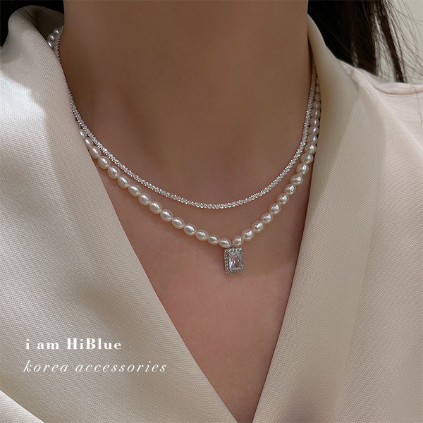 Retro set with zircon from pearl