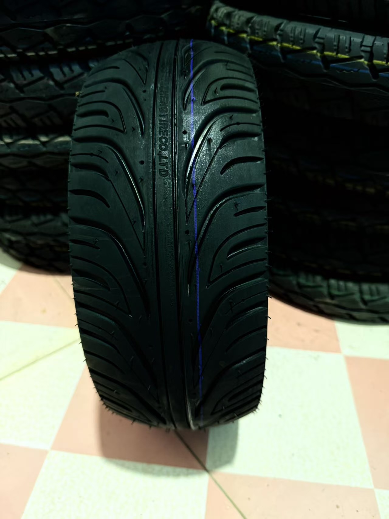 130/60-10 Tire for Electric Vehicles and Motorcycles, Anti-Skid, Rain and Shine Resistant, Wear-Resistant, Vacuum Tire for Electric Scooters