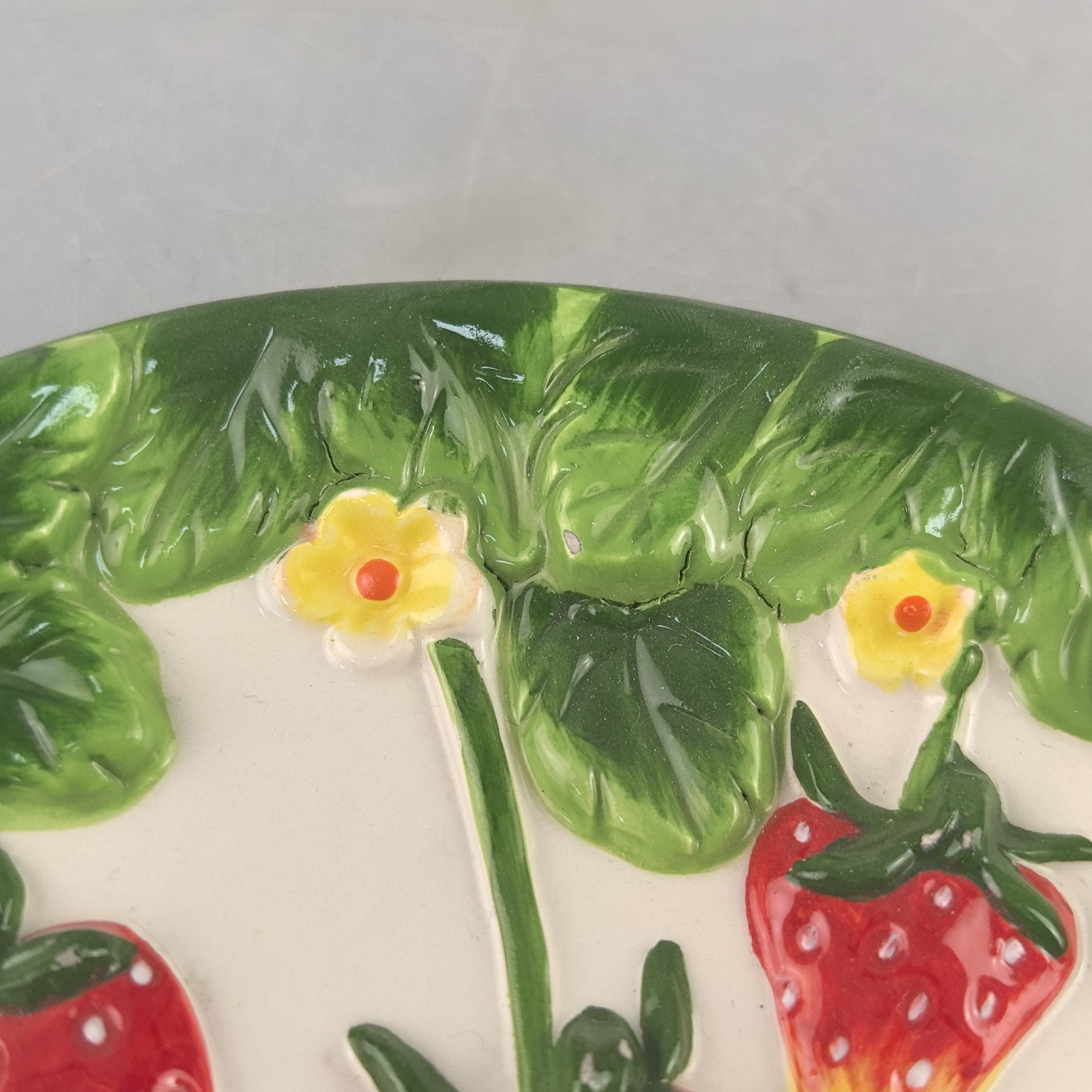 Personalizable creativo de alto valor en relieve plato de fresa artesanía de cerámica para el hogar plato de cerámica estilo ins