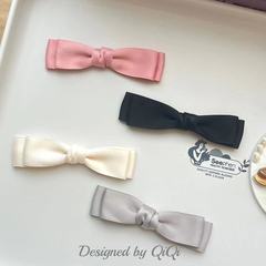 少女日韓は1字の蝶結びの布芸の部品を重ねて、髪を挟みます。
