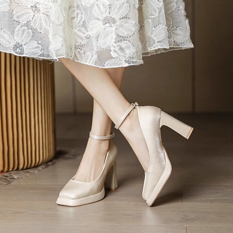 White Satin High-Heeled Mary Jane Shoes with Chunky Heels, Thick Soles, French-Style Waterproof Platform, Hollow-Out Design, Suitable for Petite Individuals White Satin High-Heeled Mary Jane Shoes with Chunky Heels, Thick Soles, French-Style Waterproof Platform, Hollow-Out Design, Suitable for Petite Individuals