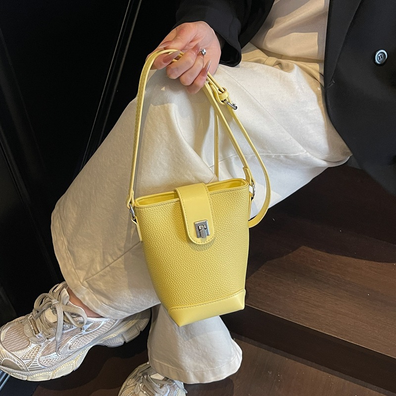 Bolso de cubo popular de este año 2025 verano nuevo bolso de teléfono móvil bolso de hombro con patrón de lichi bolso de mensajero de color de contraste de moda mujer