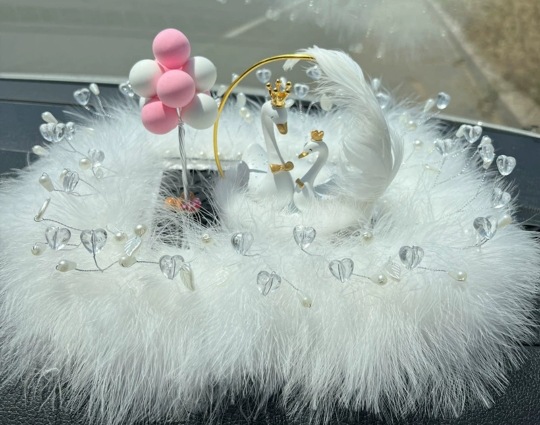 Little Daisy modelo de coche decoración de coche coche clásico aleación personalidad arco decoración de coche consola central cojín de pelo mujer