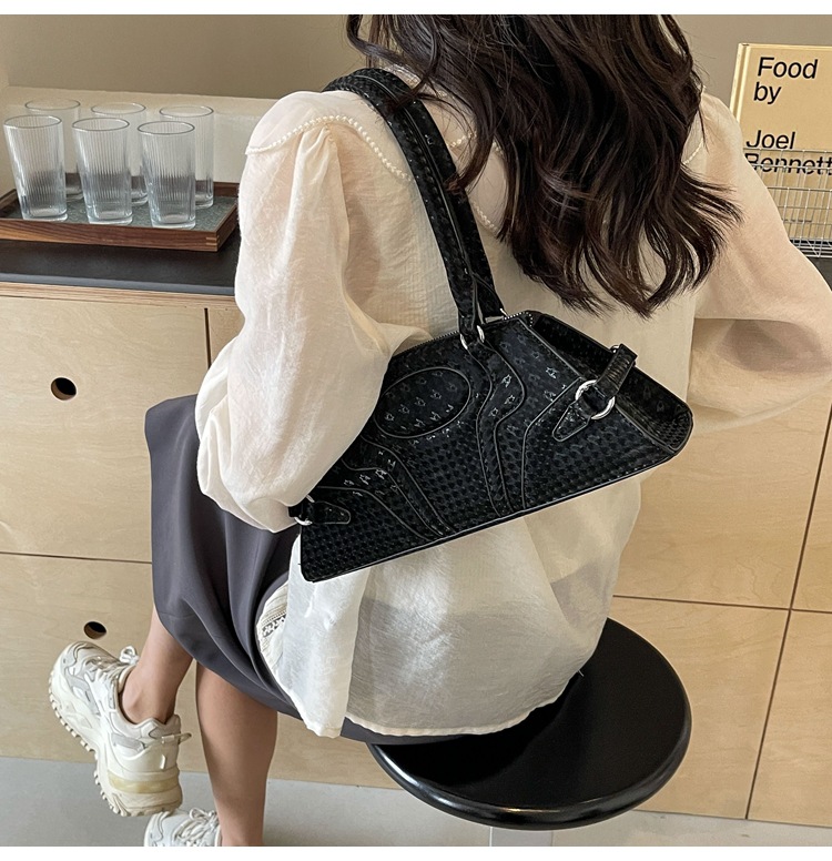 Women's Medium Pu Leather Solid Color Streetwear Zipper Underarm Bag display picture 10