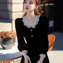 金丝绒连衣裙秋冬2025新款长袖法式复古赫本风小黑裙显瘦气质裙子