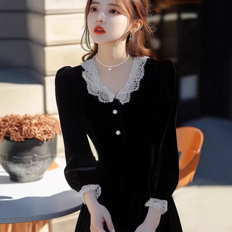 金丝绒连衣裙秋冬2025新款长袖法式复古赫本风小黑裙显瘦气质裙子