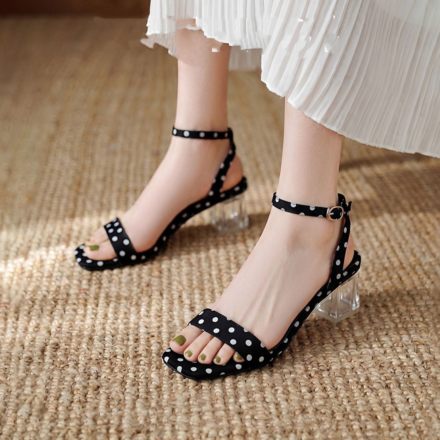 2026 verano de moda francesa punto de onda de tacones gruesos elegantes con sandalias casuales de cabeza de dedos descubiertos sandalias de cabeza para mujeres