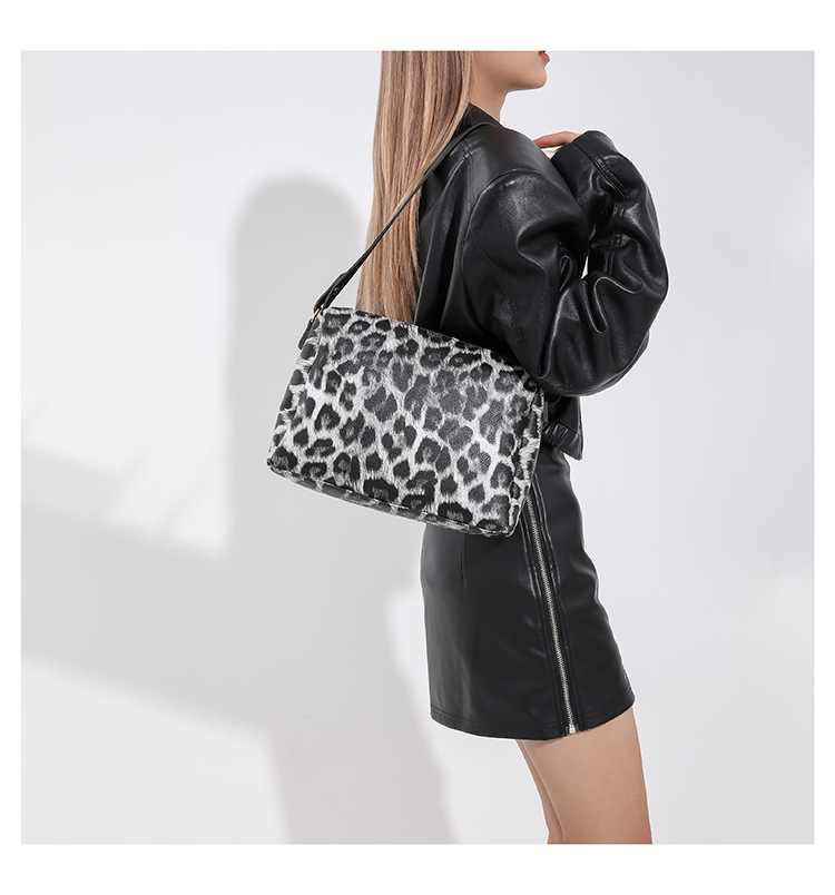 Women's Large Pu Leather Leopard Streetwear Square Zipper Tote Bag display picture 20