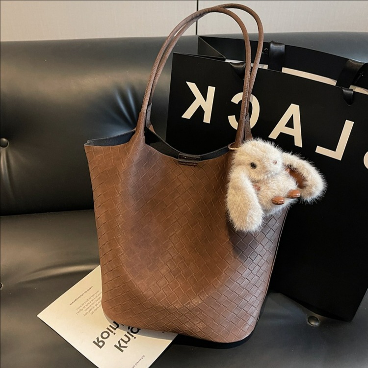 Bolsa de brazo retrógrada para niños y mujeres 2025 otoño y invierno nuevo viaje al trabajo bolsa de cubo de agua de gran capacidad bolsa de hombro tejida