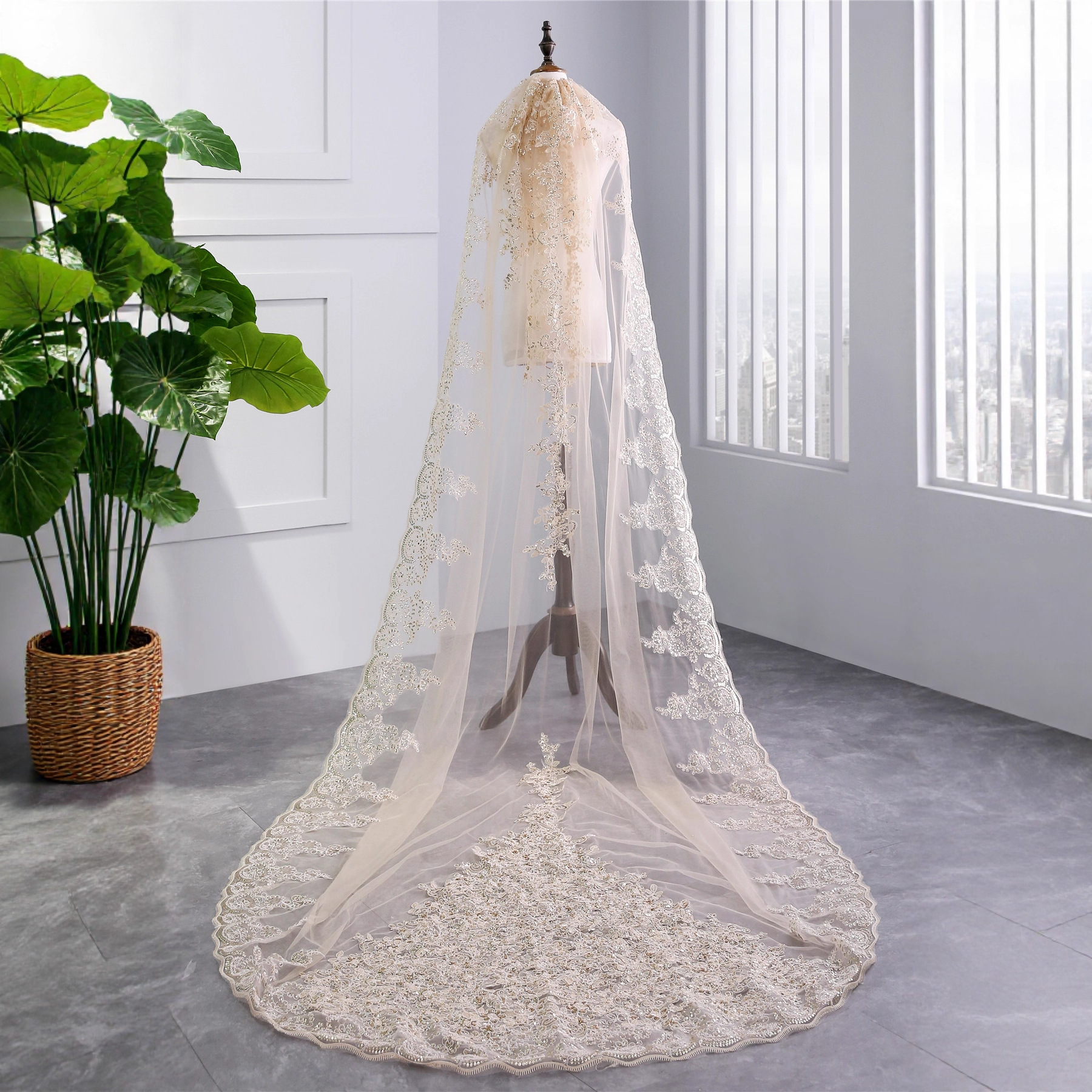 Velo de novia de encaje y lentejuelas en color champán