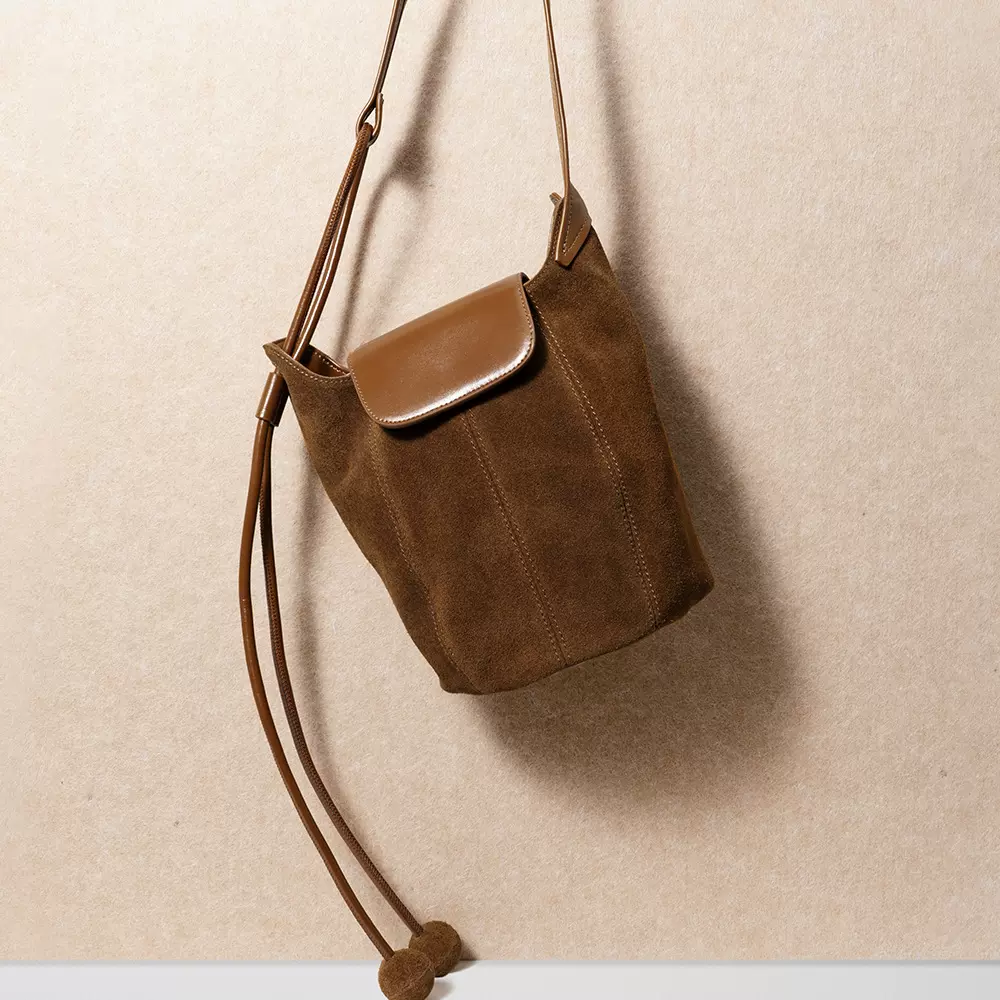 冬季新款小众设计水桶包真皮女包斜挎包磨砂牛皮手提包女士通勤包