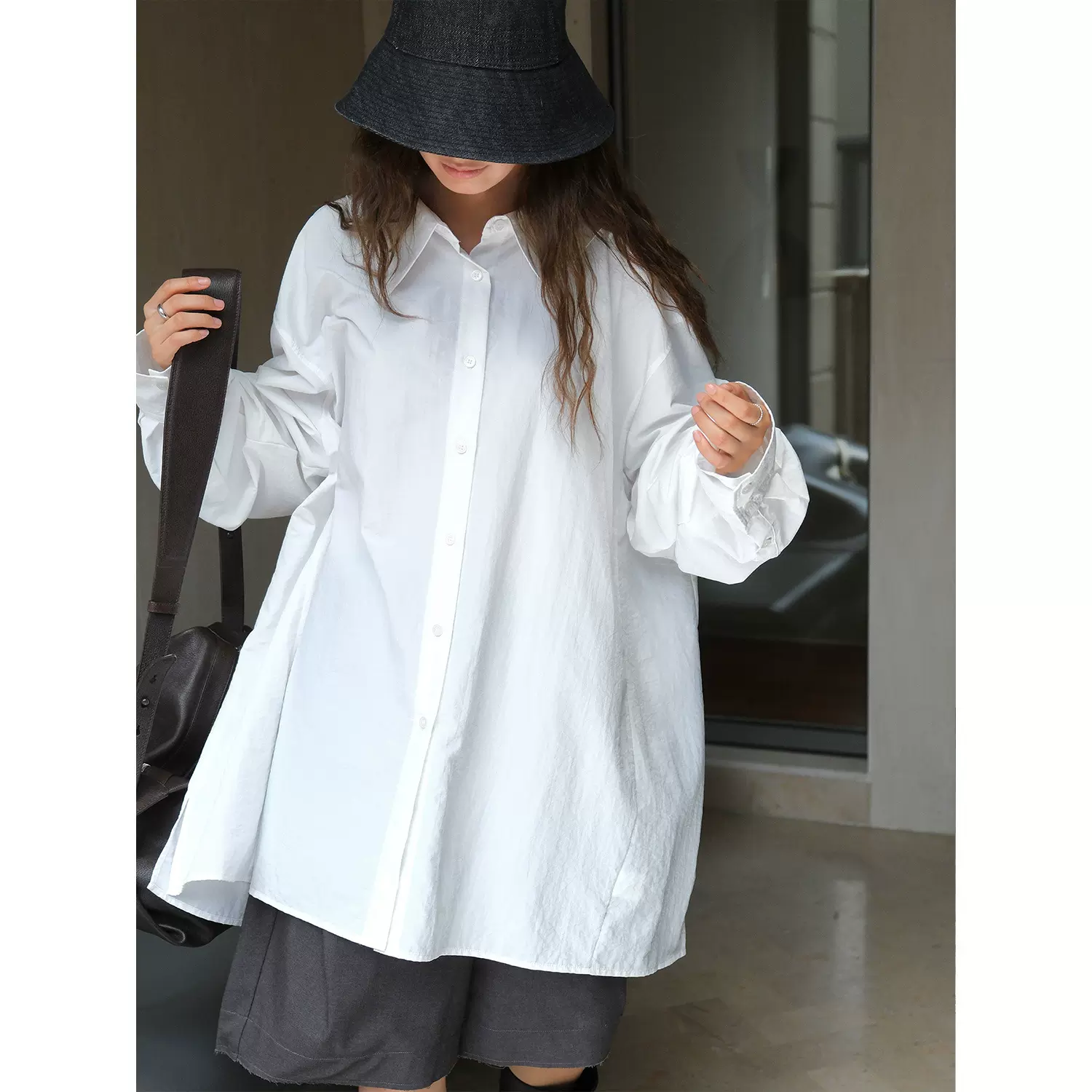 卢浮秋季新款日系慵懒大版白色翻领衬衫宽松显瘦中长款上衣女 ​
