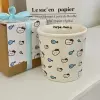 Cat eats fish [Holding a cup of gift boxes]