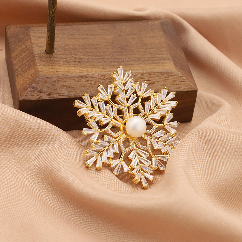 Estilo coreano de agua dulce perla copo nieve ZIRCON broche moda elegante ropa simple pin 18K oro real galvanoplastia color protección